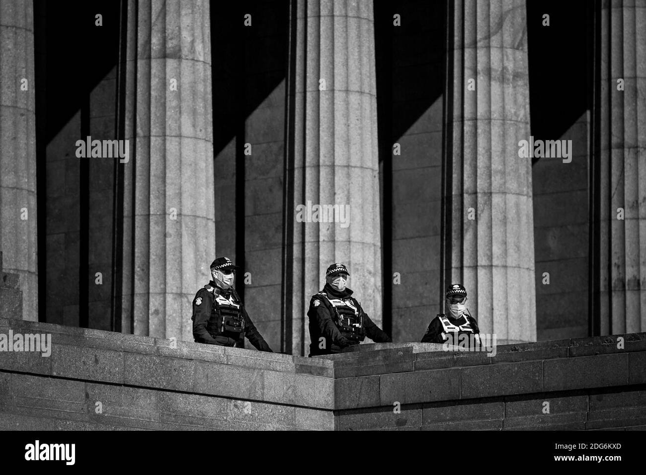 Melbourne, Australie, 31 juillet 2020. Le Sanctuaire du souvenir était une zone de police vendredi matin alors que les manifestants anti-masque ont triplé pour organiser un rassemblement pendant le COVID 19 le 31 juillet 2020 à Melbourne, en Australie. Les manifestants anti-facemask se rassemblent au Sanctuaire du souvenir un jour après que Victoria a vu un nouveau record dans les cas de coronavirus.Credit: Dave Hewison/Alamy Live News Banque D'Images