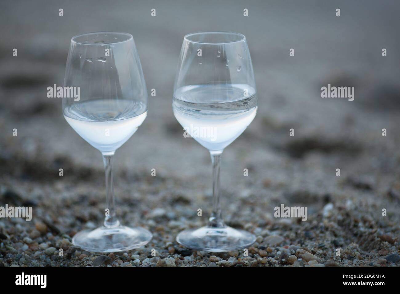 Deux verres d'eau sur la plage Banque D'Images