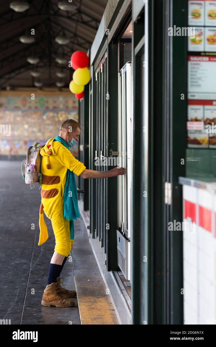 Melbourne, Australie, 3 août 2020. Un homme portant une combinaison de tigre et un masque facial est vu acheter un café à la gare de Flinders Street pendant la COVID-19 à Melbourne, en Australie. Alors que Melbourne subit son premier jour de restrictions de niveau 4, ainsi qu'un couvre-feu de 20 h à 5 h du matin, le premier ministre Daniel Andrews a annoncé aujourd'hui le plan de fermeture de toutes les entreprises, sauf les plus essentielles, pour les 6 prochaines semaines au moins. Victoria a enregistré 429 autres cas de COVID-19 et 13 autres décès, portant le total des cas actifs dans les États à 6,489.Credit: Dave Hewison/Alamy Live News Banque D'Images