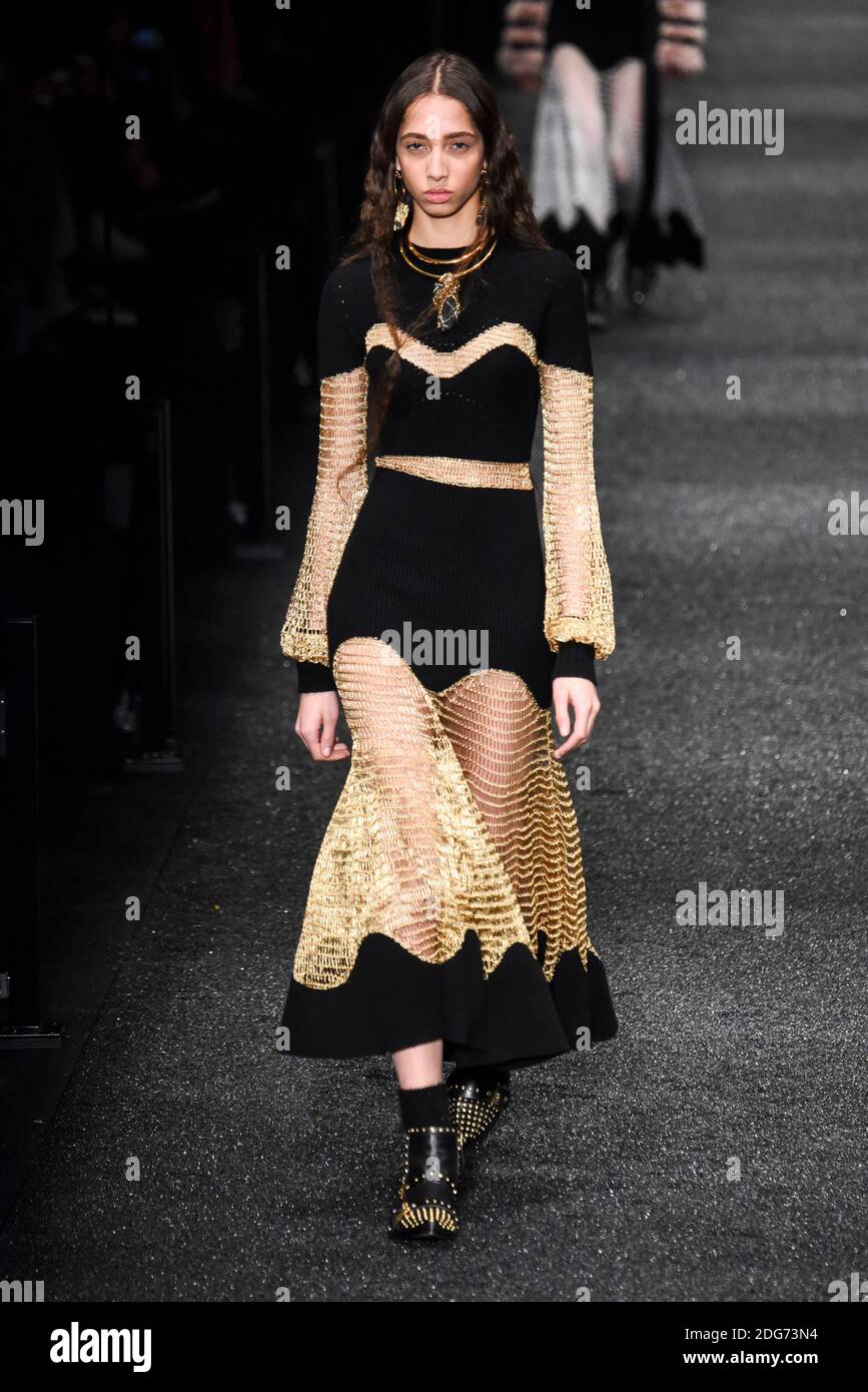 Un mannequin marche sur la piste lors du spectacle de mode Alexander Mc Queen au FW17, qui s'est tenu à Paris, en France, le 6 mars 2017. Photo par Alain Gil Gonzalez /ABACAPRESS.COM Banque D'Images