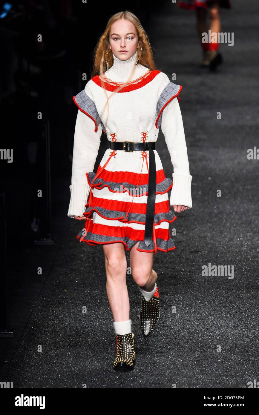 Un mannequin marche sur la piste lors du spectacle de mode Alexander Mc Queen au FW17, qui s'est tenu à Paris, en France, le 6 mars 2017. Photo par Alain Gil Gonzalez /ABACAPRESS.COM Banque D'Images