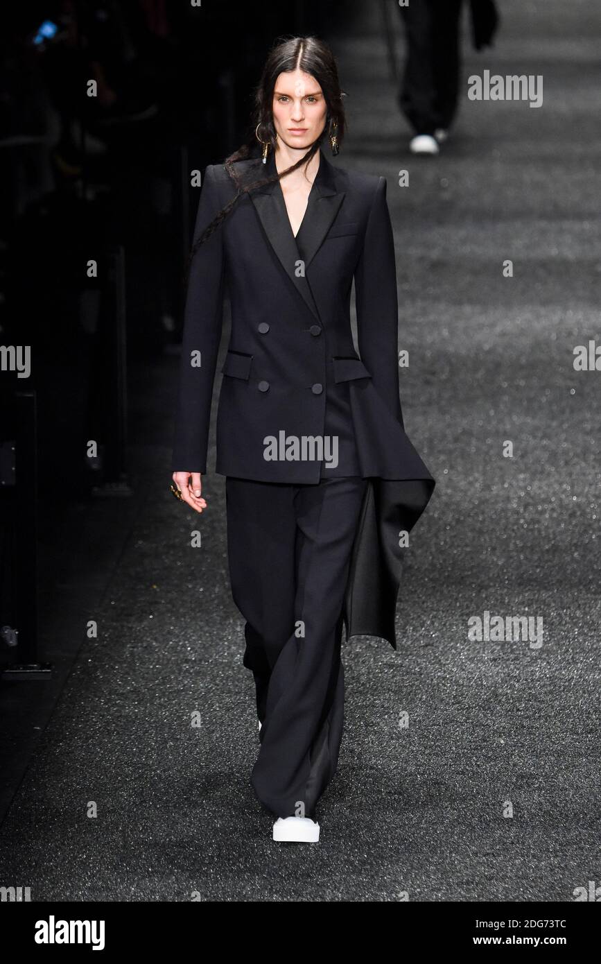 Un mannequin marche sur la piste lors du spectacle de mode Alexander Mc Queen au FW17, qui s'est tenu à Paris, en France, le 6 mars 2017. Photo par Alain Gil Gonzalez /ABACAPRESS.COM Banque D'Images