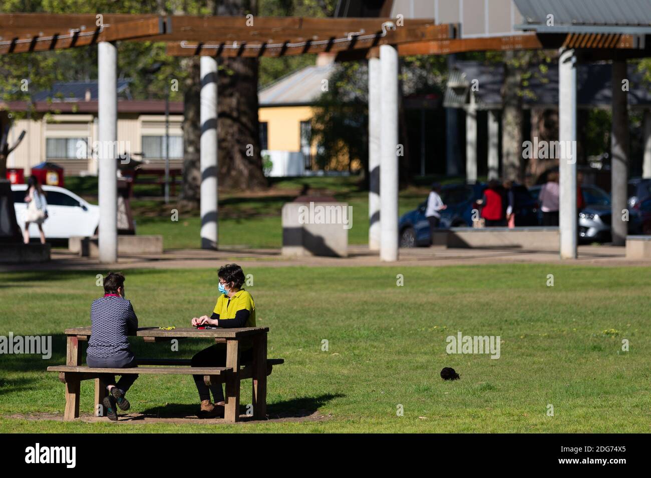 Wangaratta, Australie, 1er octobre 2020. Deux femmes s'assoient sur un banc de parc pendant la COVID-19 à Wangaratta, en Australie. À MESURE que les restrictions sont assouplies dans la région de Victoria, les entreprises ont du mal à se rétablir après certains des blocages les plus stricts et les plus inutiles dans le monde.Credit: Dave Hewison/Alamy Live News Banque D'Images