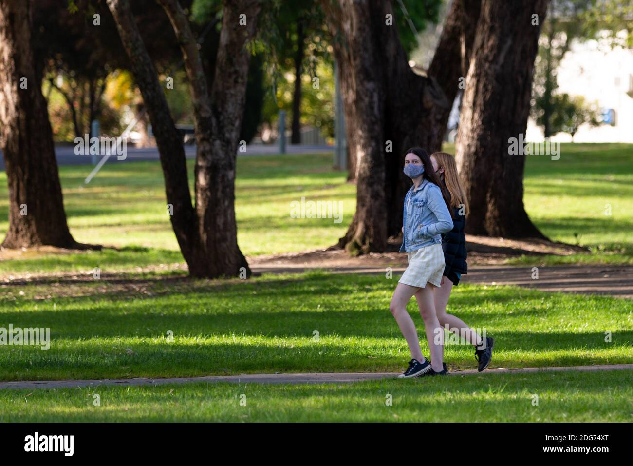 Wangaratta, Australie, 1er octobre 2020. On voit de jeunes filles marcher dans le parc pendant la COVID-19 à Wangaratta, en Australie. À MESURE que les restrictions sont assouplies dans la région de Victoria, les entreprises ont du mal à se rétablir après certains des blocages les plus stricts et les plus inutiles dans le monde.Credit: Dave Hewison/Alamy Live News Banque D'Images
