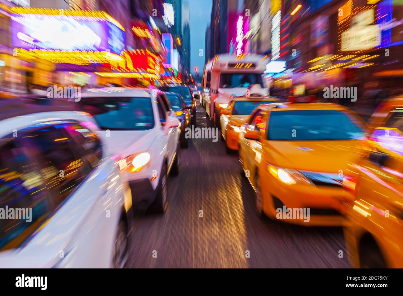 Image avec effet de zoom du trafic intense à Manhattan, New York Banque D'Images Image avec effet de zoom du trafic intense à Manhattan, New York Banque D'Images