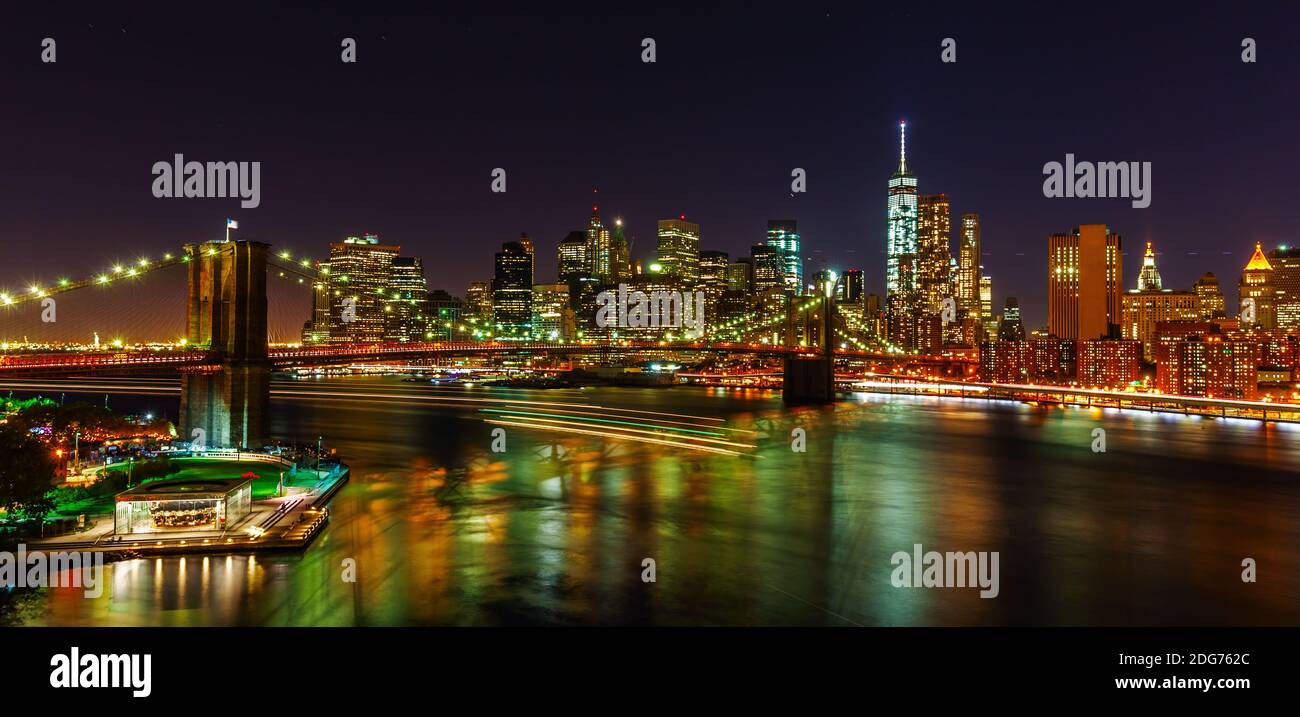 Horizon du centre-ville de Manhattan avec le pont de Brooklyn et East River À New York la nuit Banque D'Images Horizon du centre-ville de Manhattan avec le pont de Brooklyn et East River À New York la nuit Banque D'Images