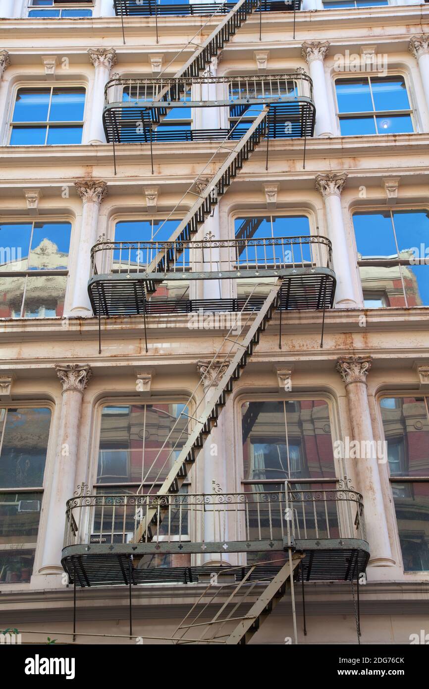Vieux bâtiments résidentiels avec escalier d'évacuation de feu à Soho, New York City Banque D'Images Vieux bâtiments résidentiels avec escalier d'évacuation de feu à Soho, New York City Banque D'Images
