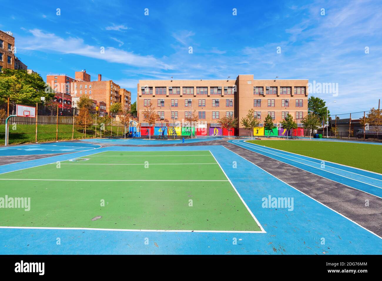École avec terrain de jeu dans le Bronx, New York City Banque D'Images