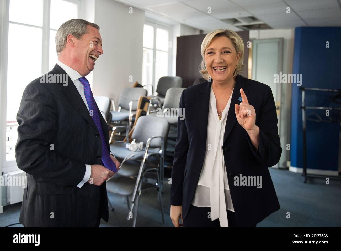 Exclusif - le présentateur de la LBC Nigel Farage interroge Marine le Pen à Paris pour son émission de radio nationale de weeknight à Paris le 12 mars 2017. L'interview complète sera diffusée ce soir (mercredi) à partir de 19 h sur LBC. Photo par Eliot Blondt/ABACAPRESS.COM Banque D'Images