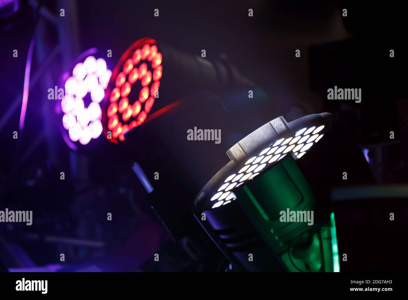 Lampes de scène LED de couleur RGBW. Mise au point sélective. Banque D'Images