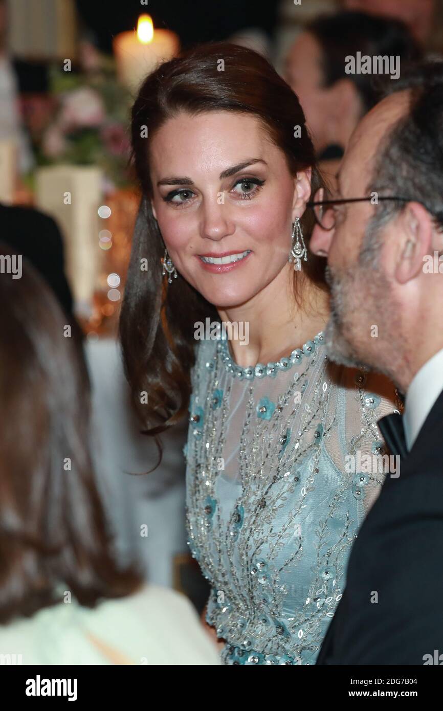 Kate Middleton, duchesse de Cambridge et Prince William, duc de Cambridge, arrivent pour un dîner offert par l'ambassadeur de sa Majesté en France, Edward Llewellyn, à l'ambassade britannique à Paris, dans le cadre de leur visite officielle dans la capitale française le 17 mars 2017 à Paris, en France. Photo par Pool/ABACAPRESS.COM Banque D'Images