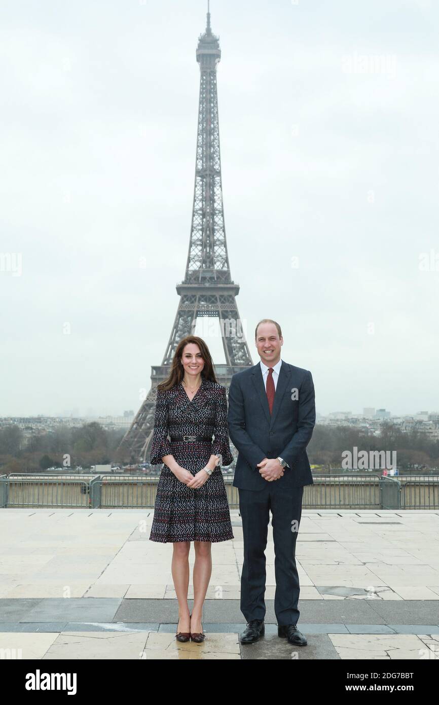 Catherine ( Kate Middleton ), duchesse de Cambridge et prince William, duc de Cambridge, pose au Trocadéro devant la tour Eiffel lors d'une visite officielle de deux jours à Paris le 18 mars 2017 à Paris, France. Leurs Altesses Royales ont rencontré des élèves des écoles locales et des étudiants du projet Somme du British Council et des programmes pour jeunes apprenants, ainsi que de jeunes amateurs de rugby français avant le match des six Nations du RBS cet après-midi-là. Photo par Pool/ABACAPRESS.COM Banque D'Images