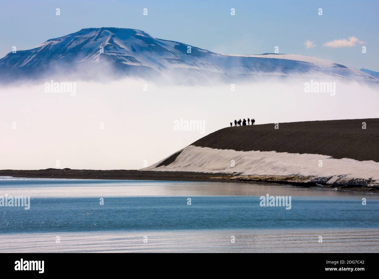 Touristes randonnée, Diabasodden, Spitsbergen, Norvège Banque D'Images