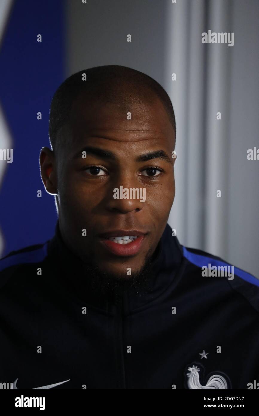 Djibril Sidibe, France, donne une interview télévisée au centre de formation de Clairefontaine-en-Yvelines, France, le 20 mars 2017. Photo de Henri Szwarc/ABACAPRESS.COM Banque D'Images