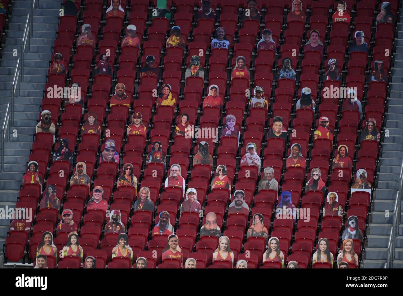 Des découpes de carton de fans sont dans les stands lors d'un match de football NCAA entre les chevaux de Troie de Californie du Sud et les Cougars de l'État de Washington, Sun Banque D'Images