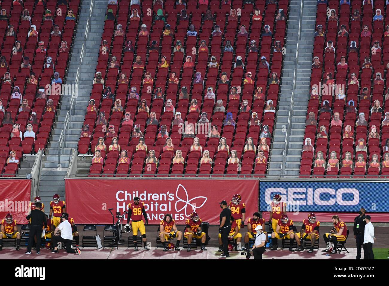 Des découpes de carton de fans sont dans les stands lors d'un match de football NCAA entre les chevaux de Troie de Californie du Sud et les Cougars de l'État de Washington, Sun Banque D'Images