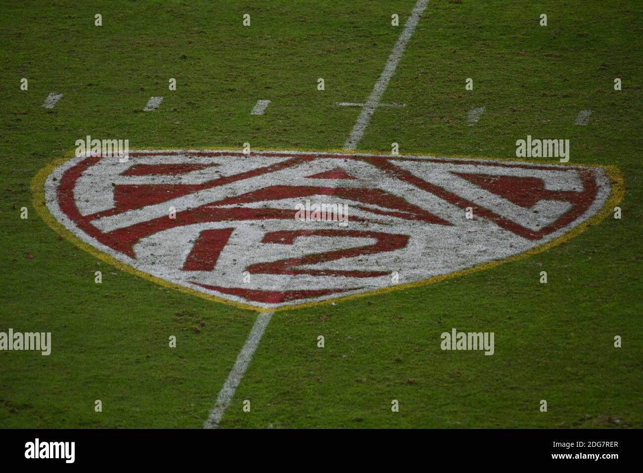 Vue détaillée du logo "PAC-12" sur le terrain lors d'un match de football NCAA entre les chevaux de Troie de la Californie du Sud et les Cougars de l'État de Washington, Banque D'Images
