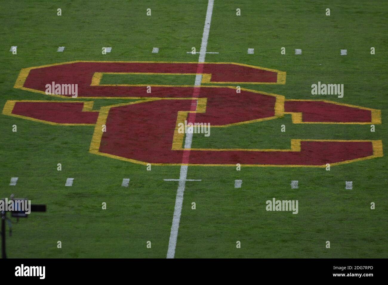 Vue détaillée du logo « SC » sur le terrain lors d'un match de football NCAA entre les chevaux de Troie de la Californie du Sud et les Cougars de l'État de Washington, Sun Banque D'Images