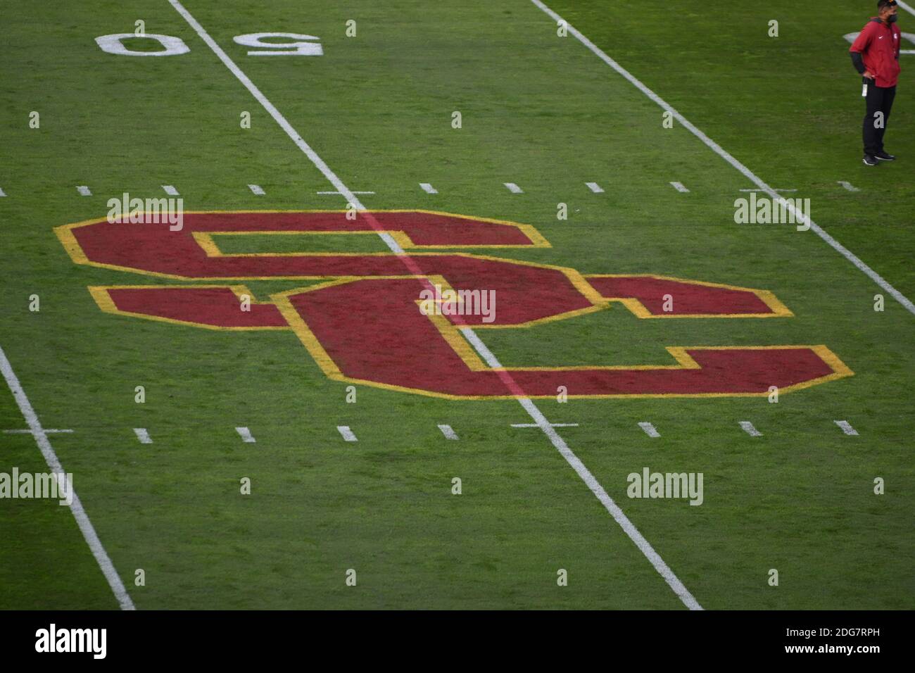 Vue détaillée du logo « SC » sur le terrain lors d'un match de football NCAA entre les chevaux de Troie de la Californie du Sud et les Cougars de l'État de Washington, Sun Banque D'Images