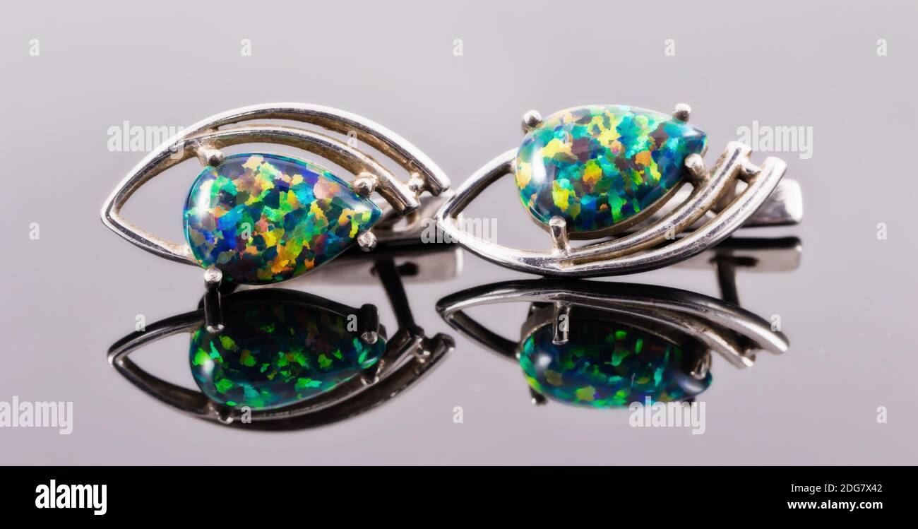 Boucles d'oreilles argentées en forme de yeux humains avec multicolore pierres Banque D'Images