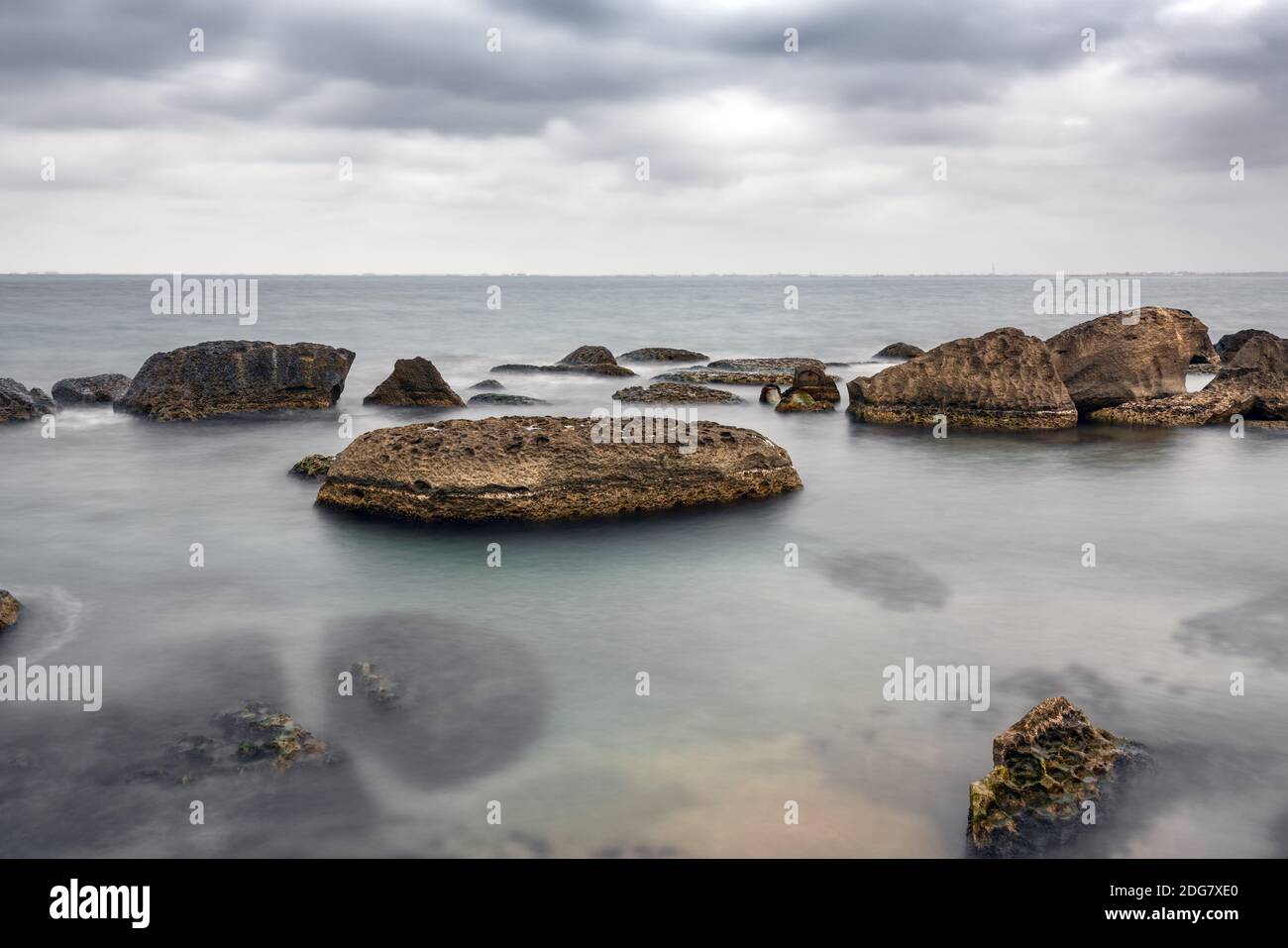 Plage de la mer des Rocheuses par temps nuageux, photo de longue exposition Banque D'Images