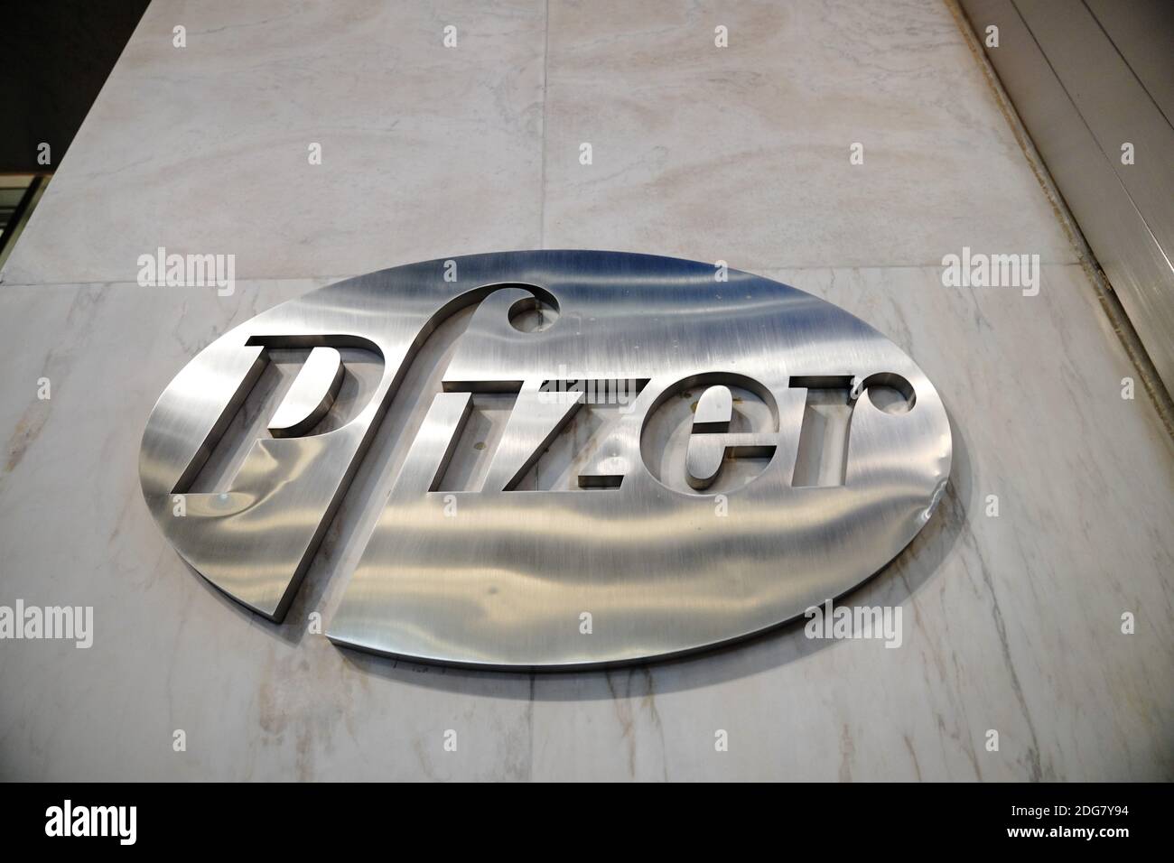 New York, États-Unis. 3 décembre 2020. Le logo Pfizer Inc, société pharmaceutique multinationale américaine, a été vu à New York. Le stock de Pfizer a augmenté le 9 novembre 2020 avant l'ouverture du marché de Wall Street après que la société a annoncé que son vaccin était « 90 % efficace » contre les infections à Covid-19. Les nouvelles ont acclamé les marchés dans le monde entier, en particulier à mesure que les cas de coronavirus sont en hausse, forçant des millions de personnes à se reverrouiller. Crédit : John Nacion/SOPA Images/ZUMA Wire/Alay Live News Banque D'Images