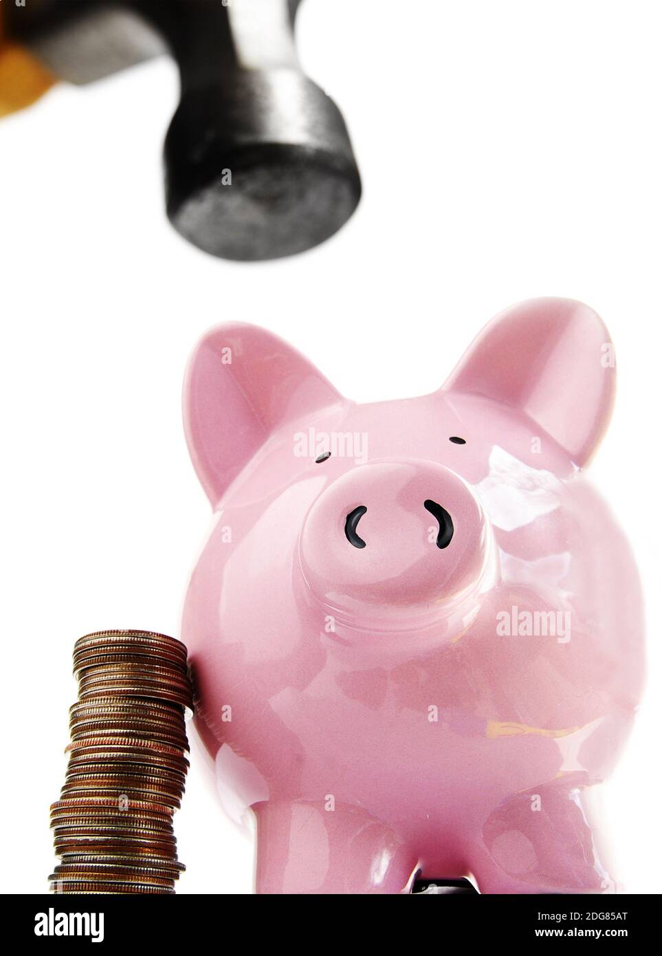 Tirelire et pièces de monnaie sur blanc Banque D'Images