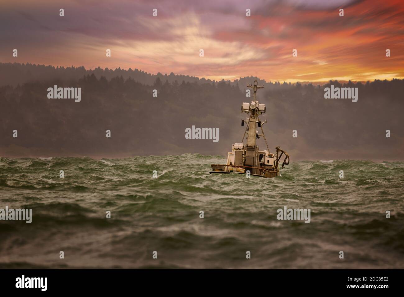 Bateau de pêche amarré dans une tempête à Sunrise Banque D'Images