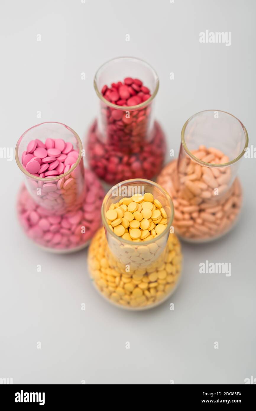 Flacons en verre avec des comprimés Banque D'Images
