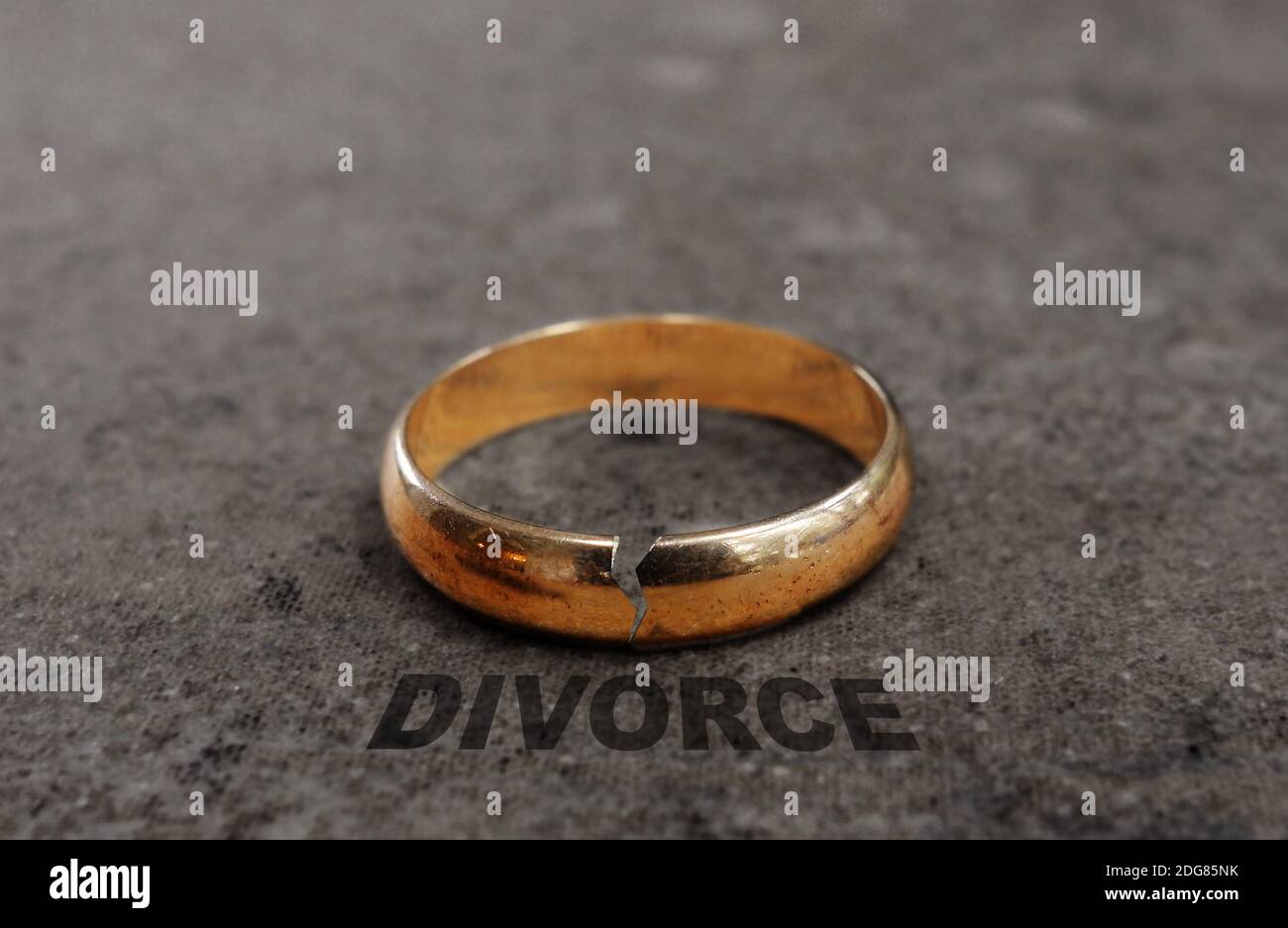 Bague de divorce en or craquelée Banque D'Images