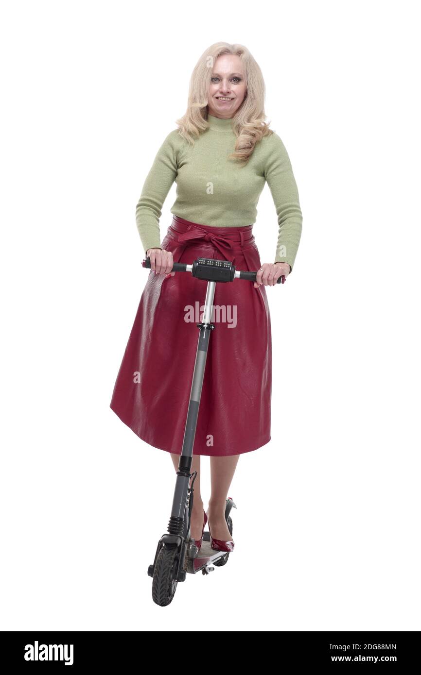 femme souriante se déplaçant sur un scooter électrique. isolée sur un blanc Banque D'Images