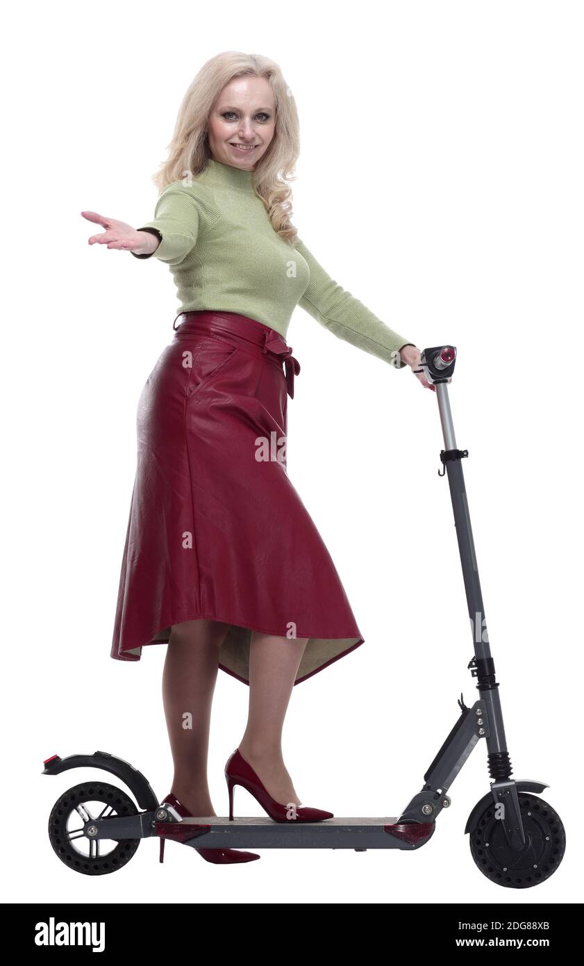 femme sympathique avec un scooter électrique qui vous regarde. Banque D'Images