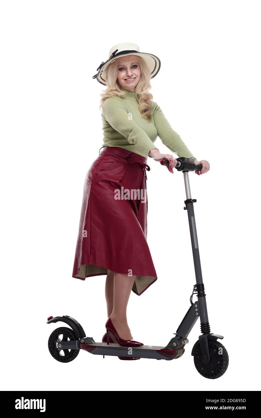 femme à la mode dans un chapeau d'été utilisant un scooter électrique Banque D'Images