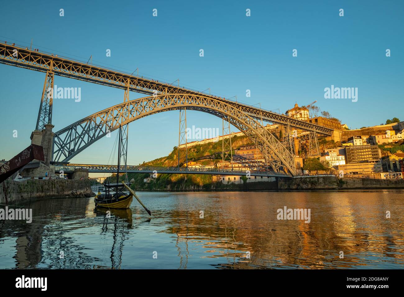 Clip grand angle bas du pont Ponte Luis, Porto au coucher du soleil,  encadré par un rabelo Photo Stock - Alamy