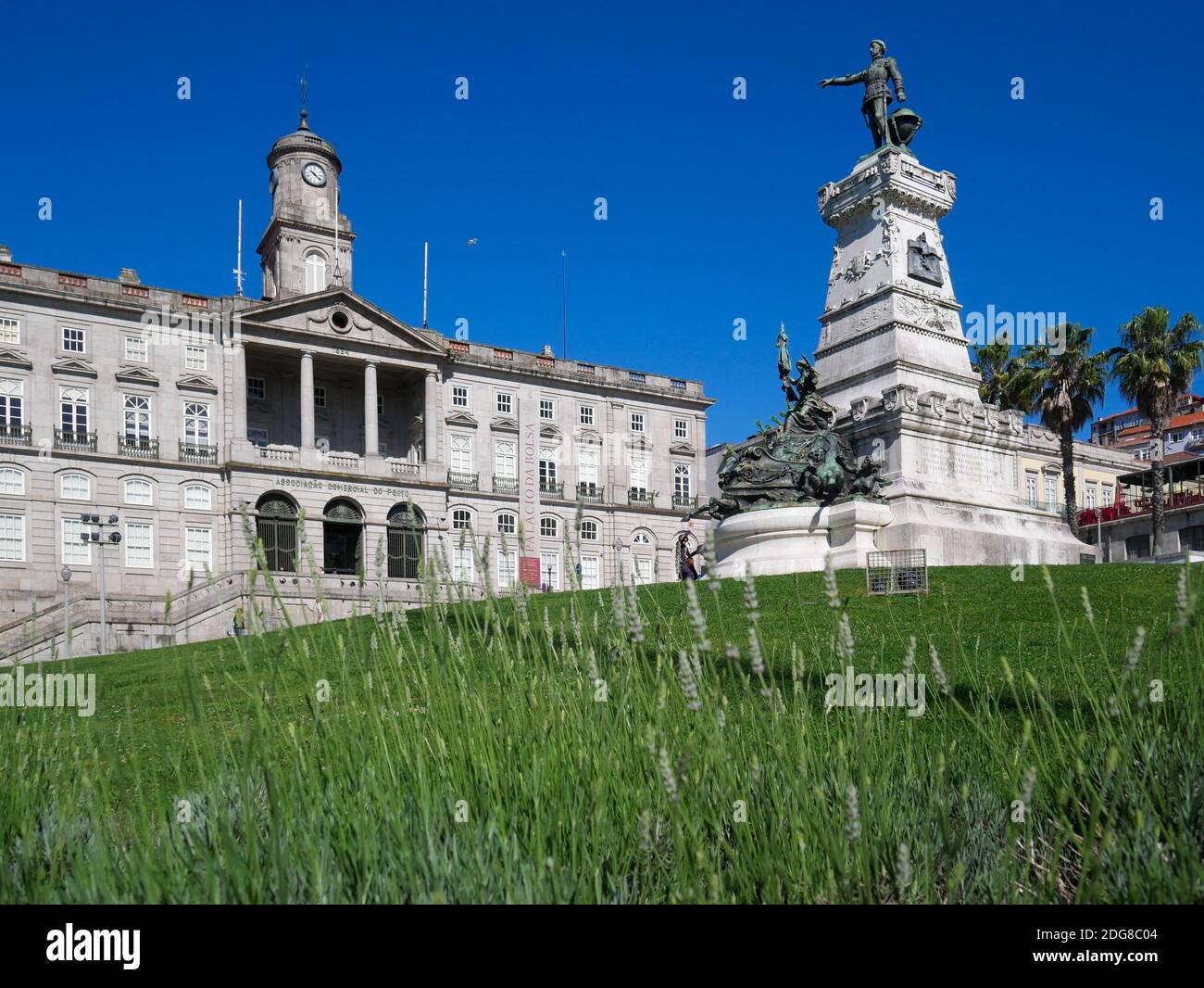 Monument à l'Infante Dom Henrique et au Palais de la Bourse de Porto, Portugal Banque D'Images