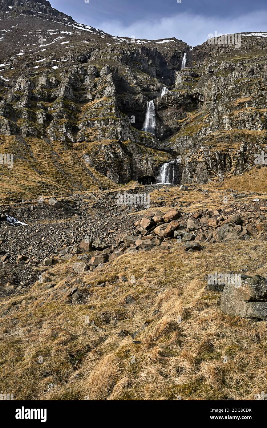 Paysage islandais avec ruisseau entre les rochers Banque D'Images
