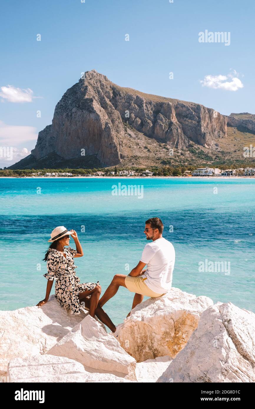 San Vito Lo Capo Sicilia, couple hommes et femme à mi-âge visitant la plage  de San Vito Lo Capo Sicile Italie Photo Stock - Alamy