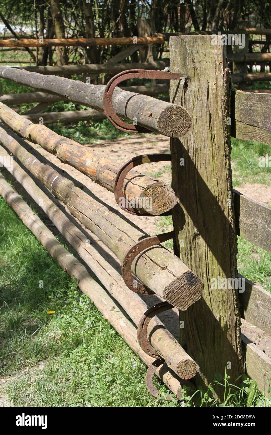 Clôture avec fers à cheval Banque D'Images