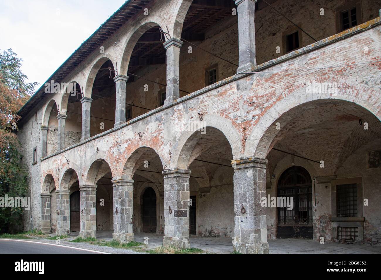 Posta Medicea ou 'Osteria Grossa' conçu par l'architecte grand-ducal Bernardo Buontalenti et situé le long de l'ancien chemin de la via Francigena, a Banque D'Images