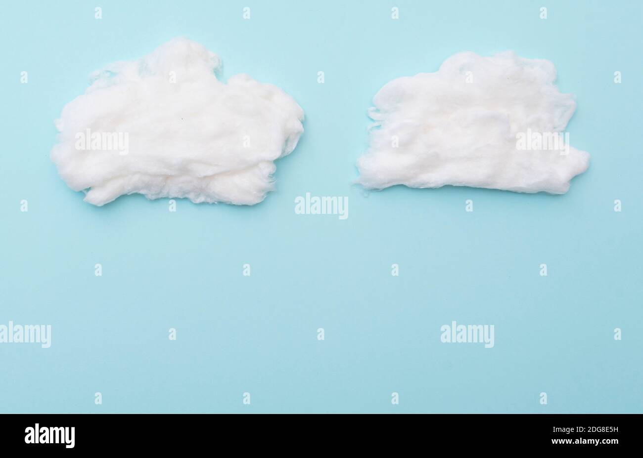 Cumulus nuages par laine de coton sur la surface bleue, mise en page pour les idées, espace pour le texte Banque D'Images