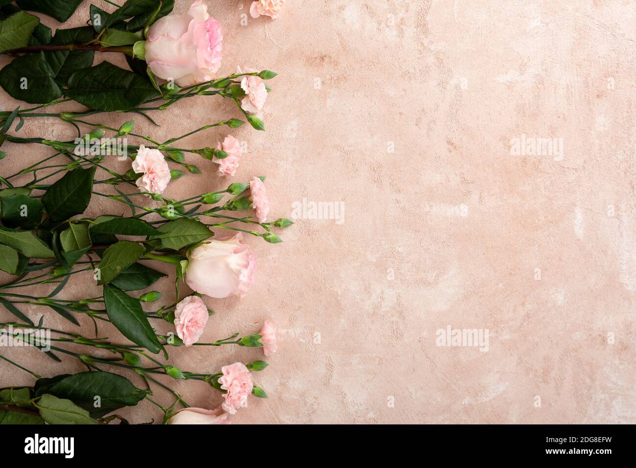 Composition de fleurs en carnation de corail et roses roses Banque D'Images