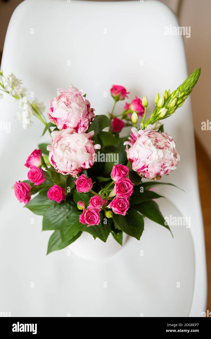 Un Beau Bouquet De Pivoines Roses Tendres Et De Petites Roses Se Dresse Sur Une Chaise Blanche Ideal Pour Un Bouquet De Mariee Un Anniversaire Photo Stock Alamy