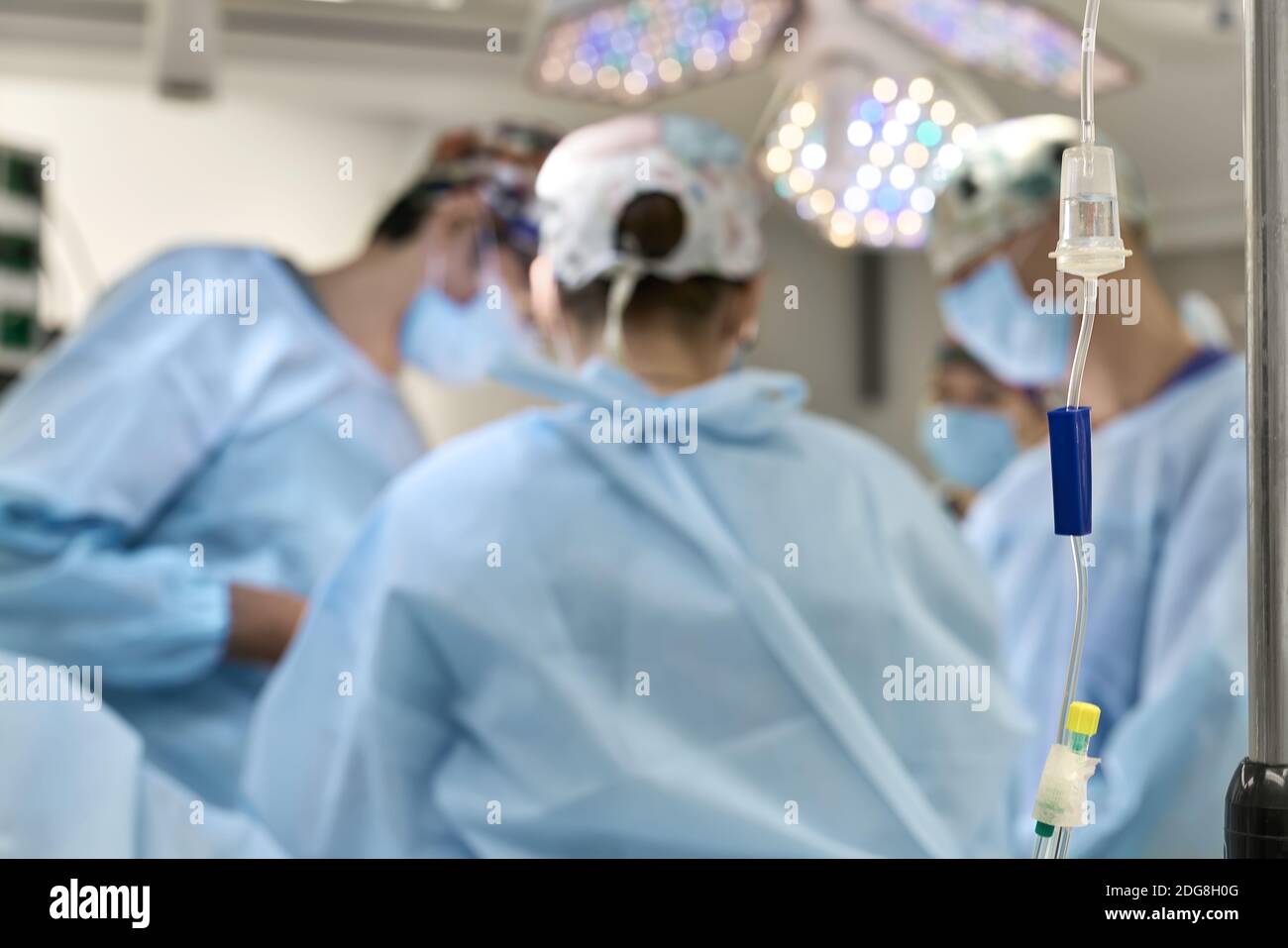 Les médecins en salle d'opération Banque D'Images