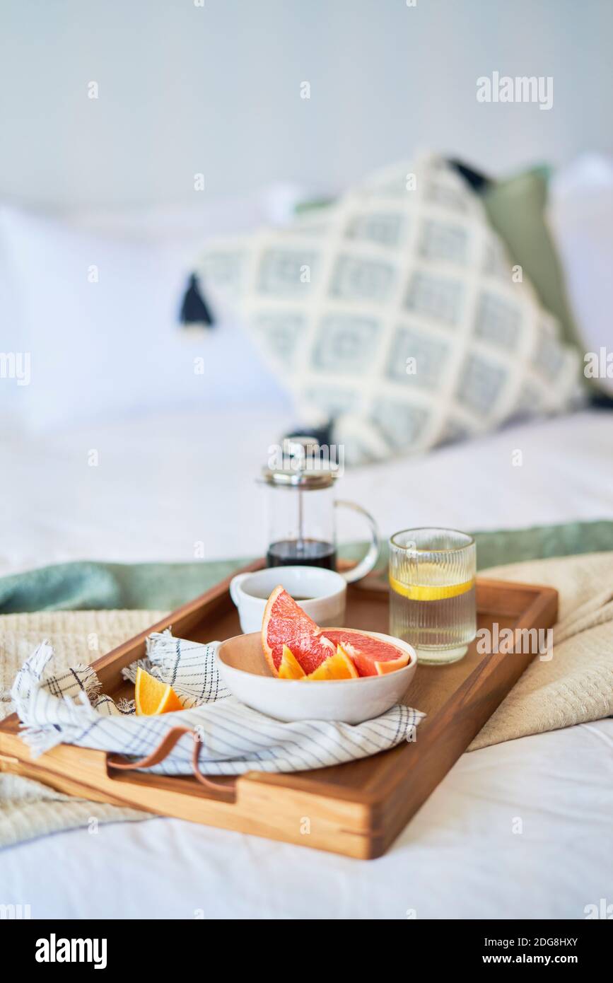 Plateau de petit déjeuner à base de pamplemousse et de café sur le lit du matin Banque D'Images Plateau de petit déjeuner à base de pamplemousse et de café sur le lit du matin Banque D'Images