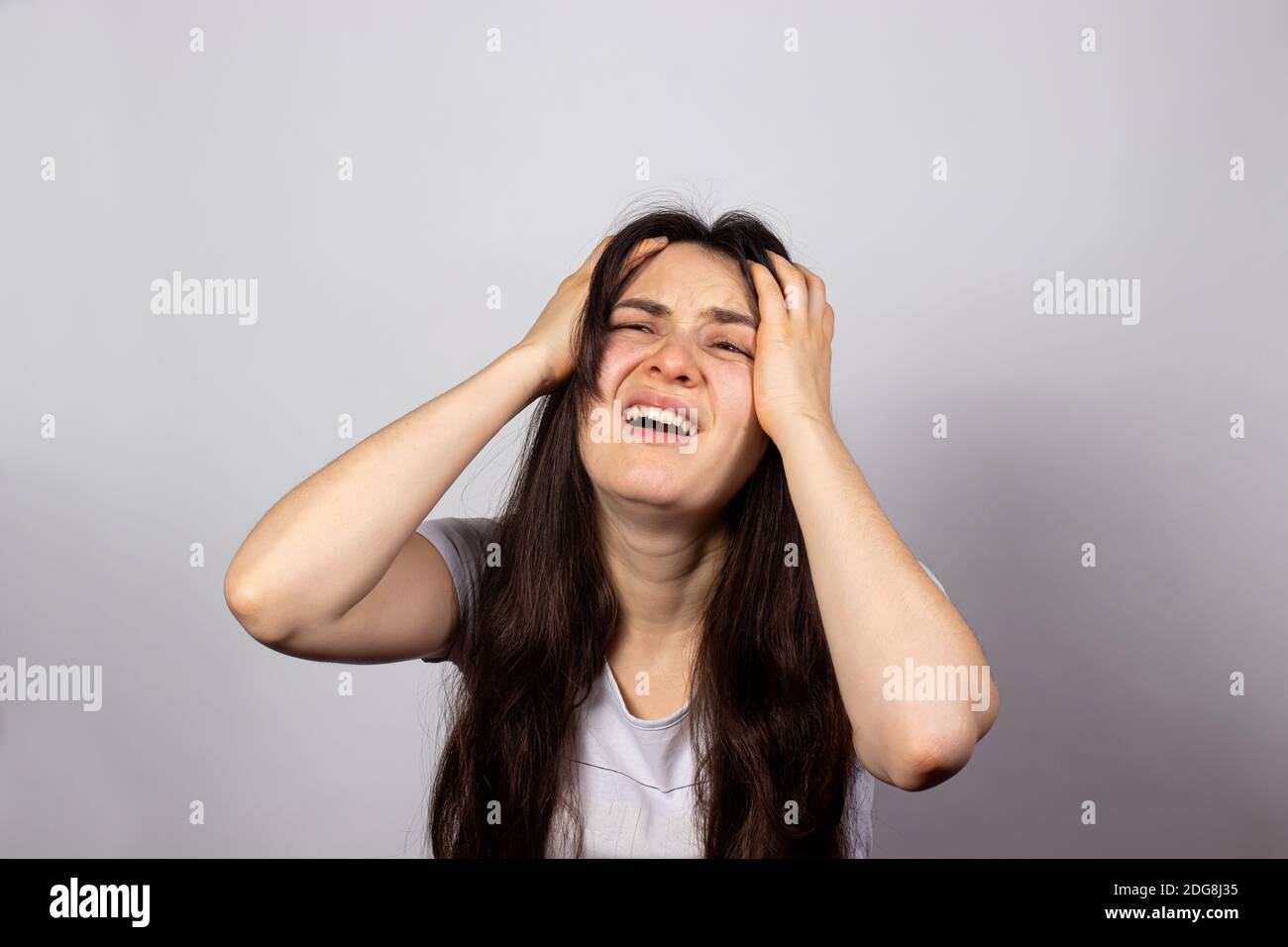 La femme souffre et souffre de maux de tête, migraines. Augmentation de la pression intracrânienne, cancer du cerveau. Médecine et traitement des maux de tête Banque D'Images
