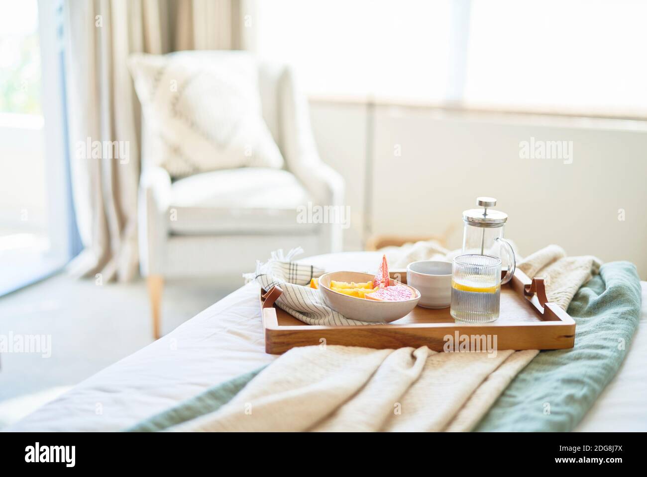 Plateau de petit déjeuner sur un lit tranquille du matin Banque D'Images Plateau de petit déjeuner sur un lit tranquille du matin Banque D'Images