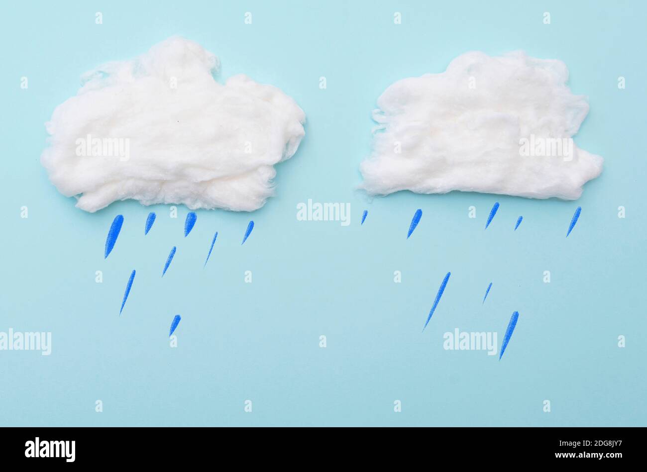 Cumulus nuages par laine de coton avec gouttes de pluie sur la surface bleue, disposition pour les idées, espace pour le texte Banque D'Images