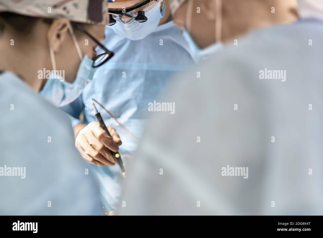 Chirurgiens en salle d'opération Banque D'Images