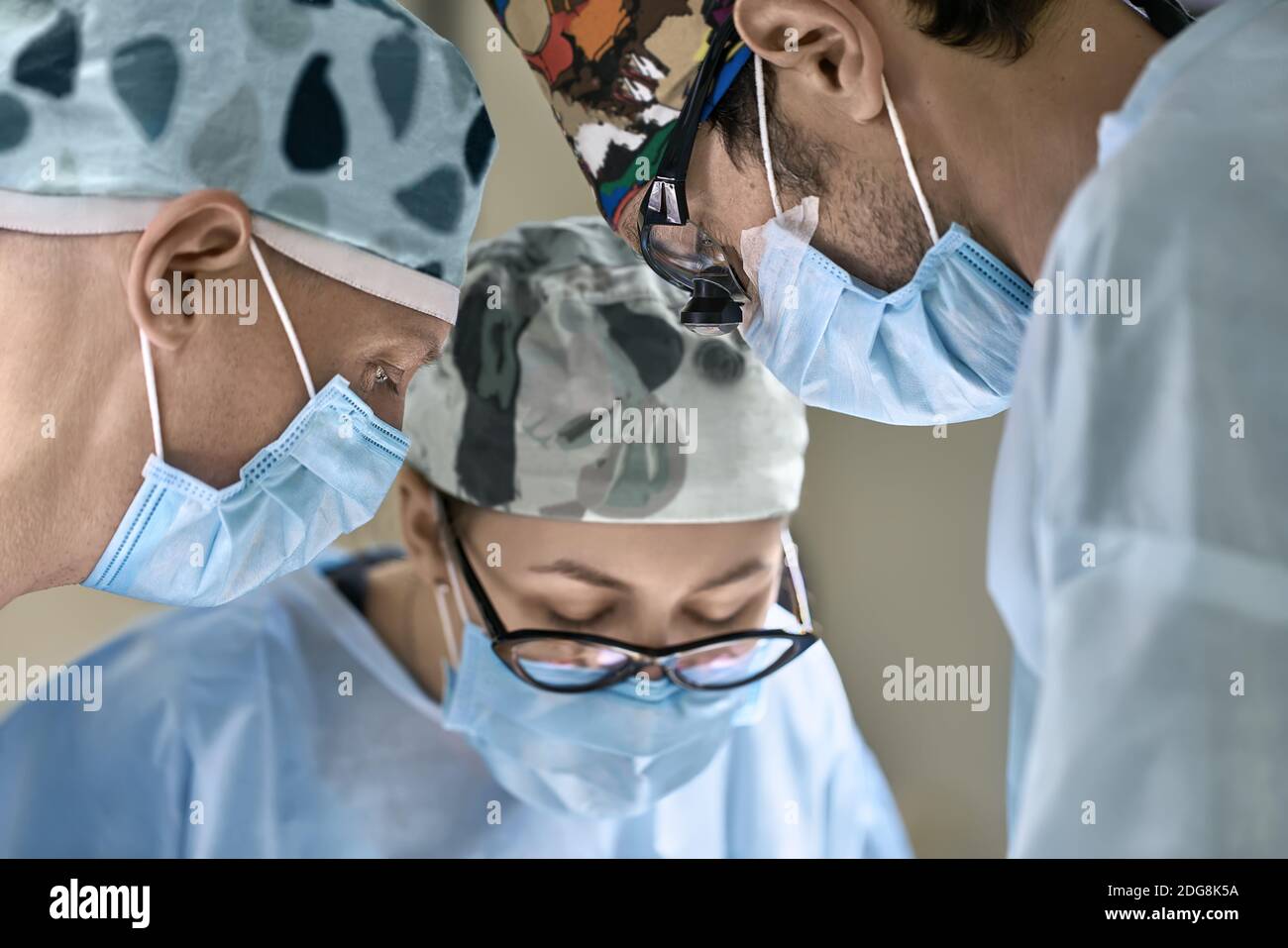 Les médecins en salle d'opération Banque D'Images
