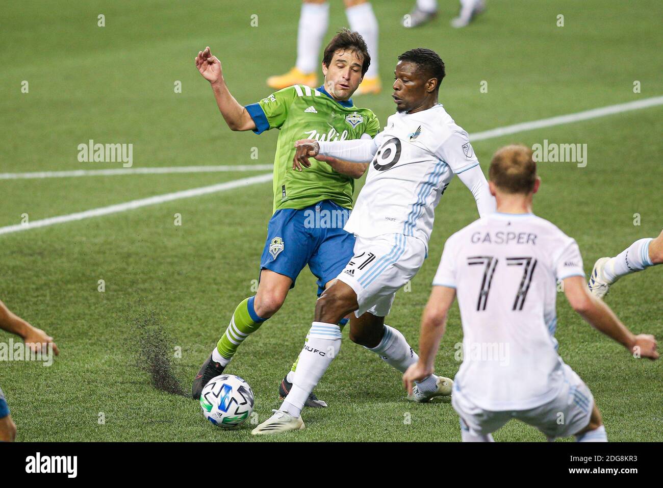 Le défenseur du Minnesota United Bakaye Diassé (21) défend une attaque Nicolas Lodeiro (10), milieu de terrain des Seattle Sounders, au cours de la seconde moitié De la MLS Banque D'Images